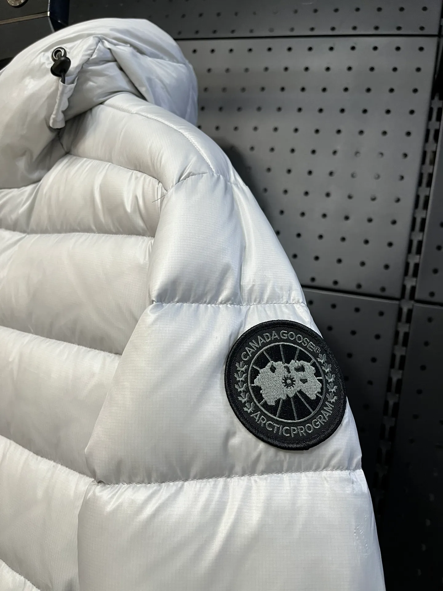 P940 Top 🔥purchase version 𝘾𝘼𝙉𝘼𝘿𝘼 𝙂𝙊𝙊𝙎𝙀/Canada Goose 2227 thin and light style. It’s super lightweight and doesn’t feel any weight on your upper body at all! Show more temperament‼  Canada Goose, a Canadian brand, has always been recognized as the warmest down jacket. Various Instagram celebrities, Internet celebrities, and celebrities often wear it for street photos. I make Canada Goose every year, but I still can’t get rid of my love for the goose. No matter how cold the winter is, there is no need to be afraid. Canada Goose is the legendary warmest down jacket and is known as a must-have for Arctic outdoor sports! The most popular down jacket in the world, celebrities are rushing to buy it, it is a must-have! Size: S-2XL Color: silver gray (red label) silver gray (black label), black (red label), black (black label), dark blue